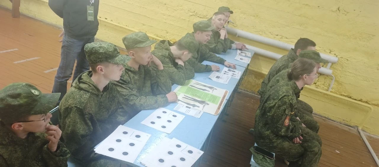 🎯ОГНЕВОЙ РУБЕЖ

Предпоследним заданием для нас была стрельба. Происходило само задание в тире. Нужн