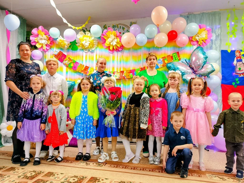 Дорогие дети наши,
От души вас поздравляем,
Радости, успехов новых
В стенах школы вам желаем.
На пят