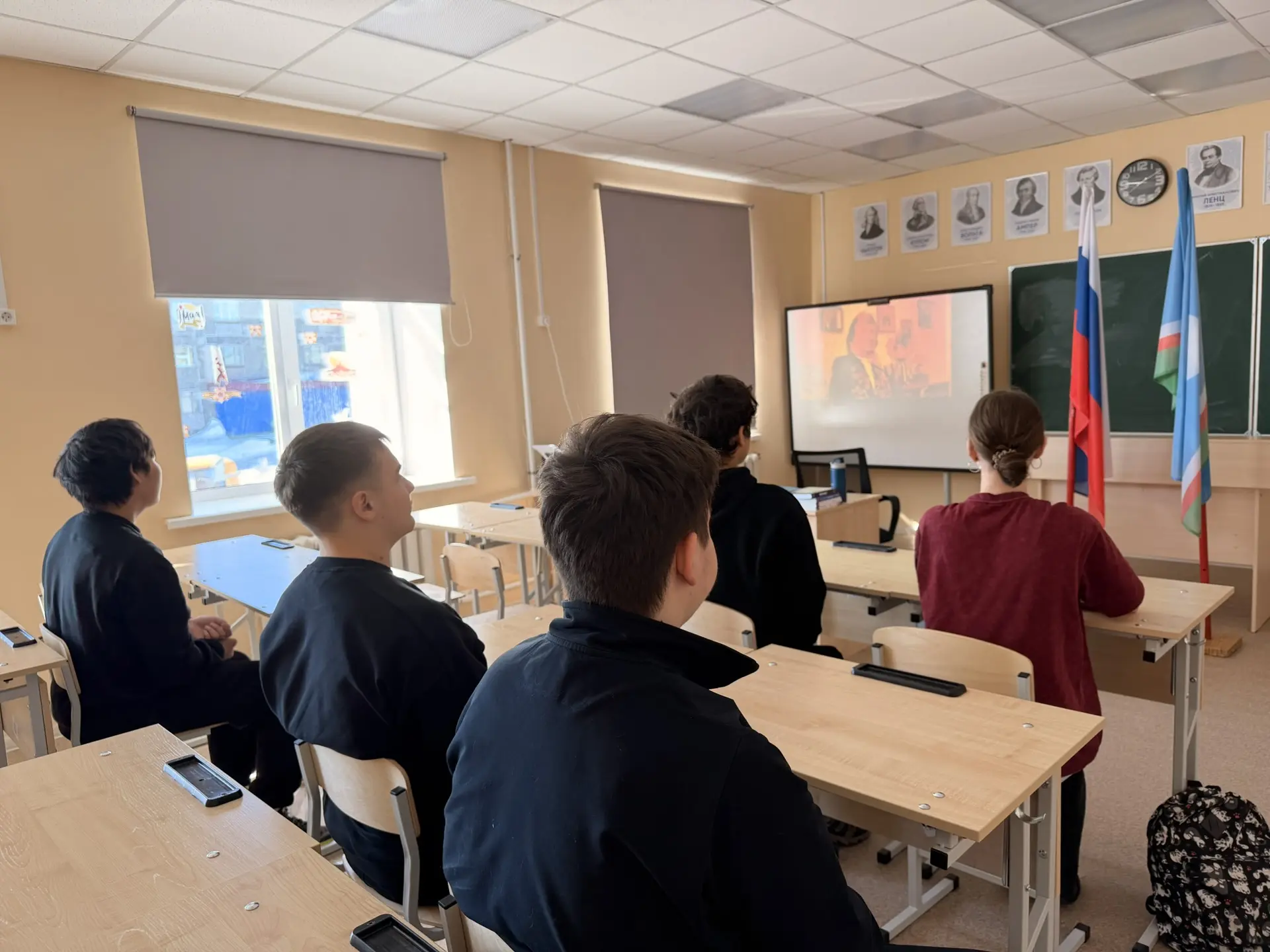 📍Новая учебная неделя в нашей школе традиционно началась с поднятия флагов, с исполнения гимнов Рос