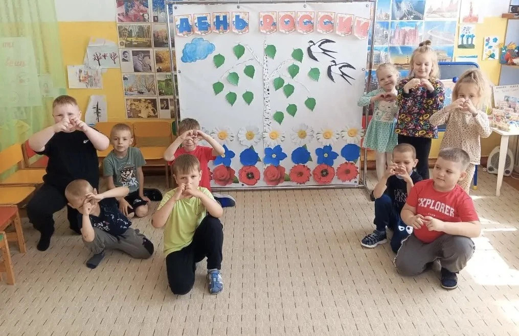 #ДеньРоссииВДетскомСаду 🇷🇺
#НашиПоделкиК12Июня ✂️🎨
#РисуемРодину 🖍️🖼️
#ЛюблюРоссию ❤️
#ДетскийС