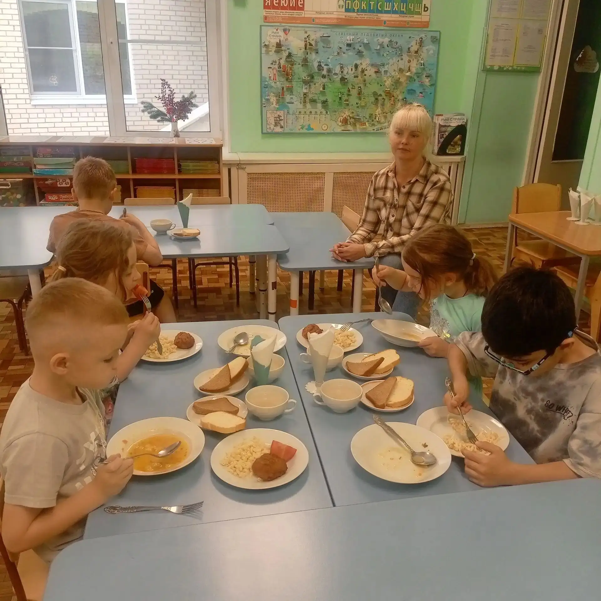 🥣🍝🥛📊📝
За одним столом: почему обеды с заведующим — это больше, чем просто еда

Представьте себе