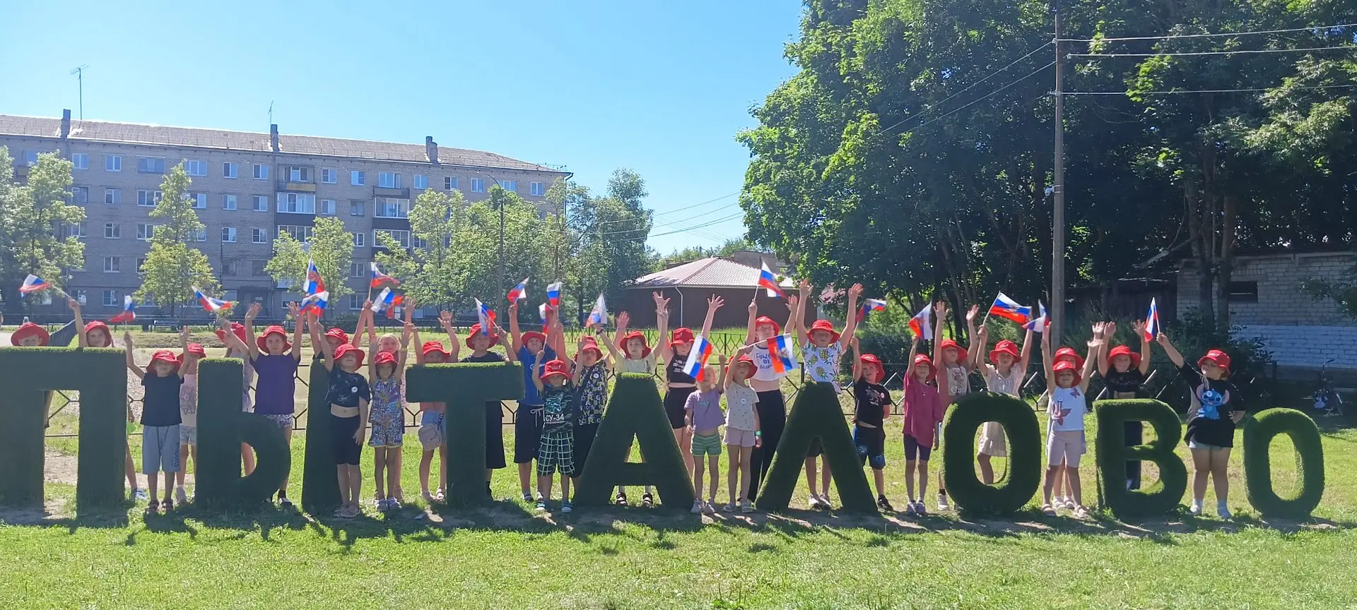 Пятый день — и снова в лагере кипит жизнь! 
Сначала любимые настольные игры, потом танцевальная заря