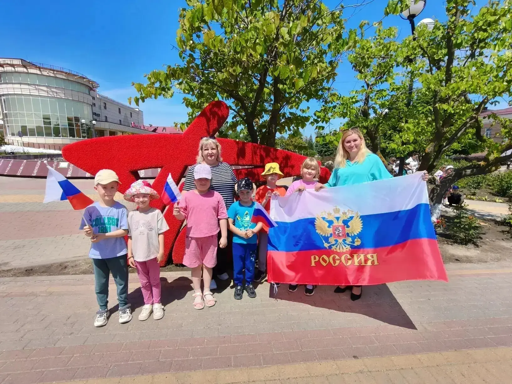 Нет края на свете красивей,
Нет Родины в мире светлей!
Россия, Россия, Россия, –
Что может быть серд