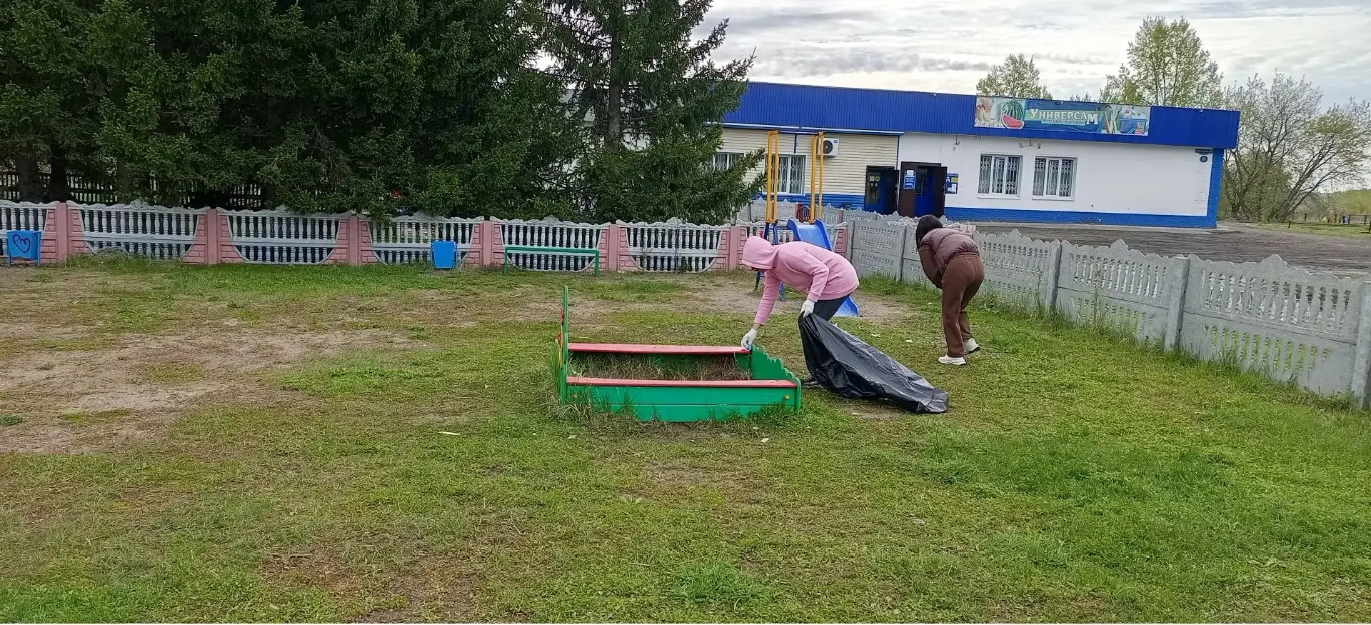 В рамках акции от Единой России "100 тысяч добрых дел" жители п. Широкий Яр навели порядок и чистоту