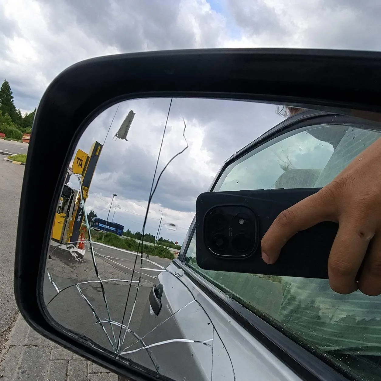 Сильный ветер повалил деревья на припаркованные автомобили в Бутово.

А крупный град разбил стёкла н