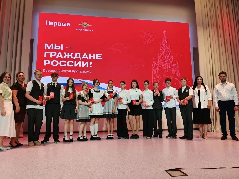 ⚪ ГИМНАЗИЯ-ЭТО БУДУЩЕЕ!

🇷🇺 В торжественной обстановке, приуроченной к Дню России, юные ученики на