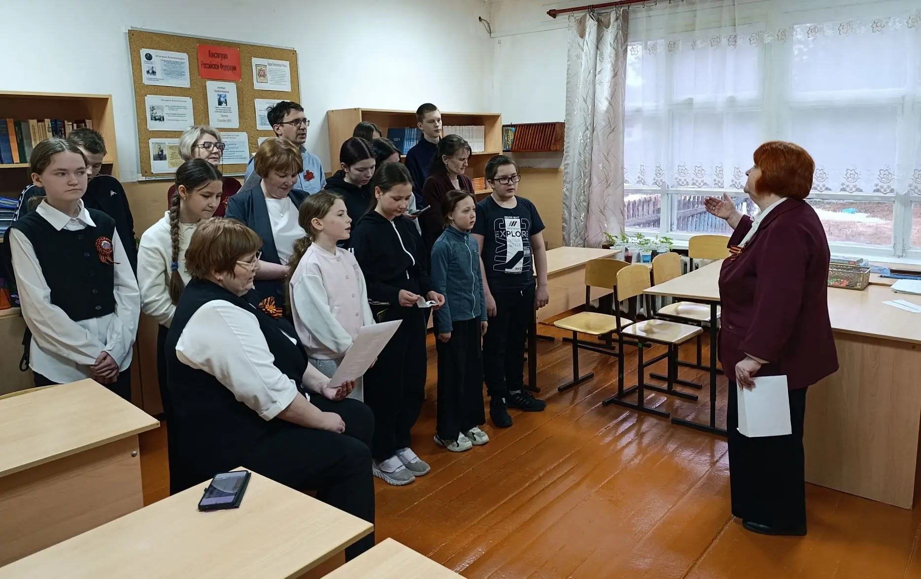 Каждый день в школе проходят репетиции: готовимся к митингу, посвящённому Дню Победы. Дирижирует наш