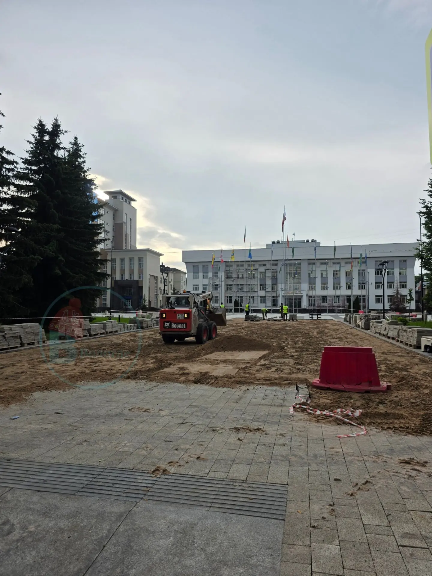 на площади Дрыгина рабочие в форме "Берсо" переделывают плитку