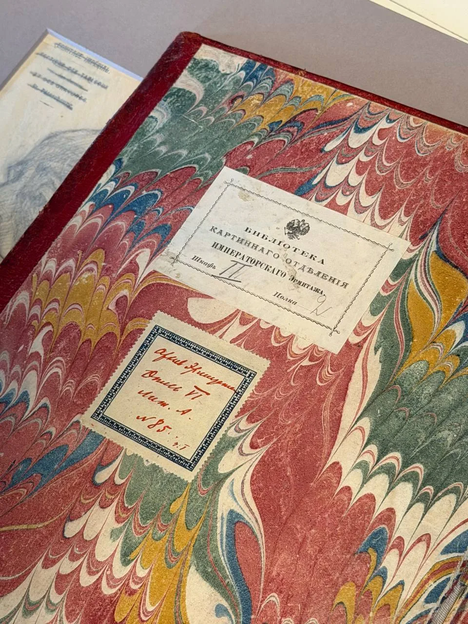 Прикоснулись к старинным каталогам 📚

— заглянули в квартиру Лабенского (ныне - Научный архив)  в р