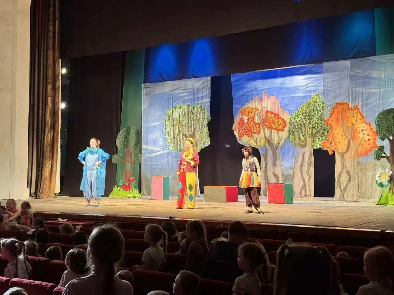 Пятый день лагерной смены: Творчество, танцы и волшебство "Фунтика"! 🎨💃🎭

Пятый день этой недели 