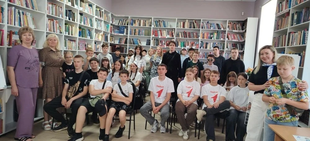Сегодня, 8 июня, старший отряд побывал в библиотеке Дома культуры. 
Команда "синих" и "красных" соре