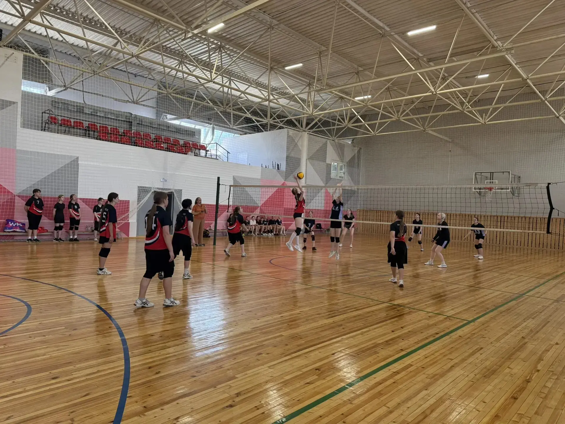 🔥 Жаркая битва на площадке

Вчера спортивный зал нашего ФОКа наполнился невероятной энергией, драйв