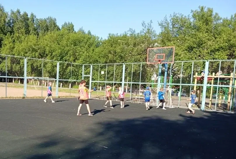 ⚽️ В нашей школе стартовала работа вечерней спортивной площадки. Теперь ребята могут совмещать прият
