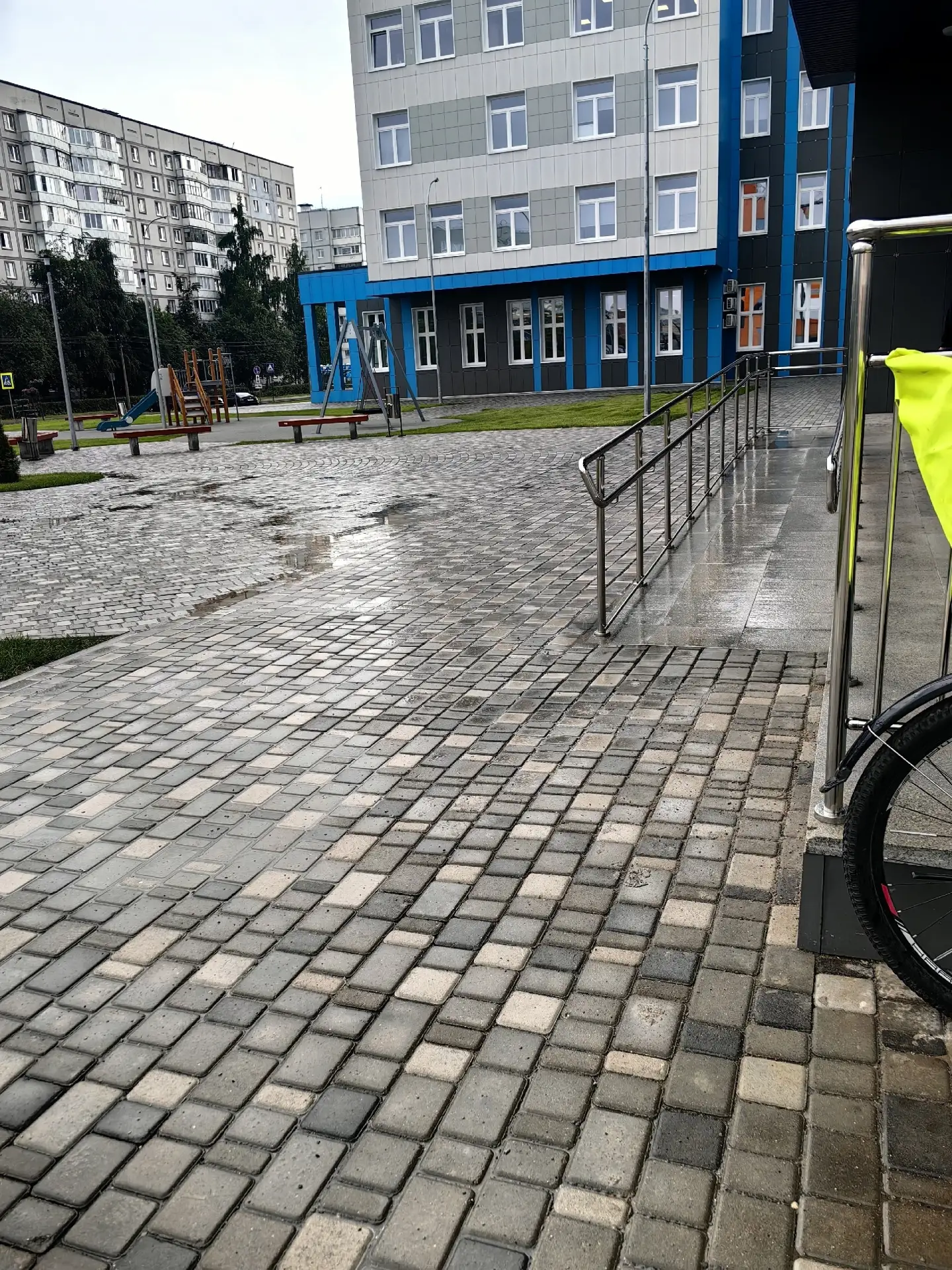 Ни одной велопарковки у поликлиники за 2,4 млрд

Автор поста: Ева П