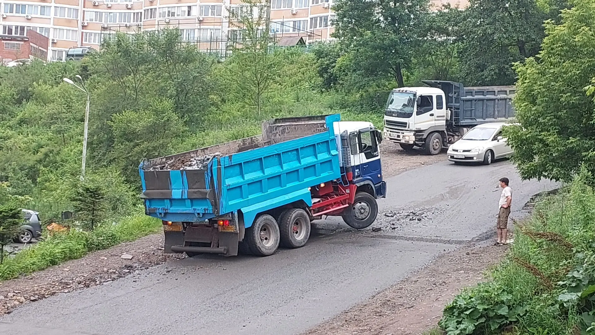 От подписчика:

Возле Черняховского 3в Черняховского, 21 очередной большегруз не смог подняться на п