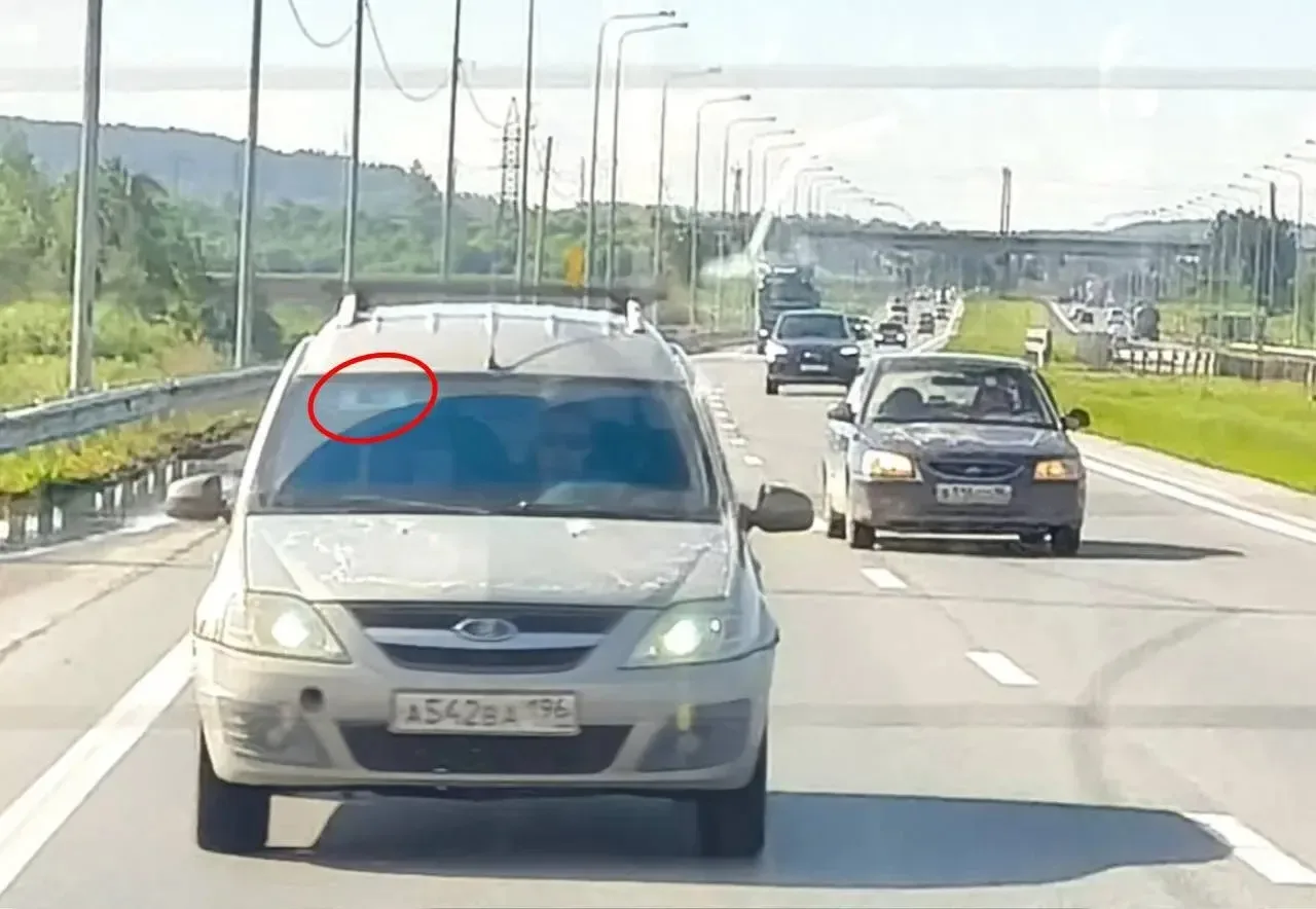 Вот так выглядят скрытые камеры в потоке в Екатеринбурге 📷

Несмотря на требование обозначать такие