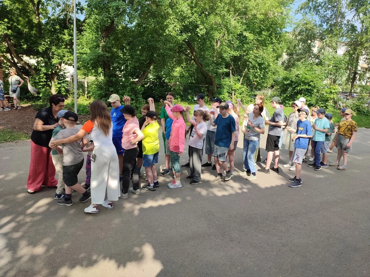День здоровья в нашем лагере начался с бодрой и энергичной утренней зарядки под названием «Чемпионы»