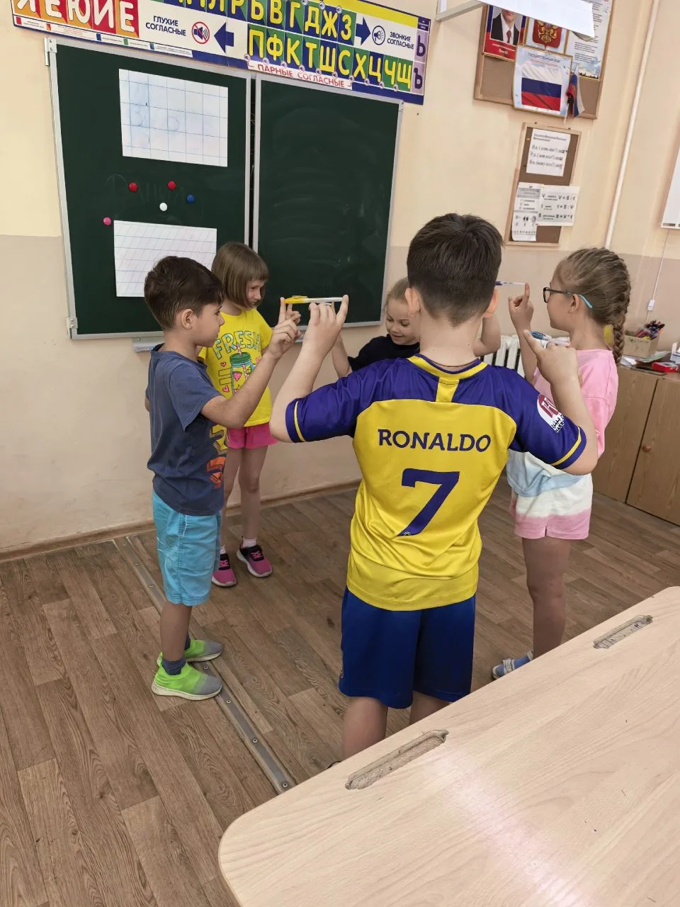 Мы привыкли думать, что главное в общении  слова. Но человек «говорит» ещё лицом и телом.
   Мимика 