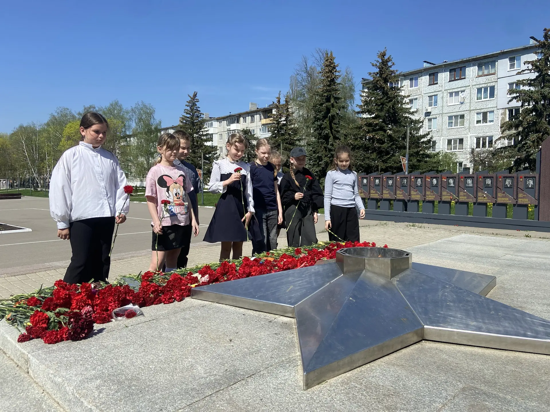 Память жива. Вечный огонь — как напоминание нам, живущим, о цене мирного неба. Низкий поклон героям.