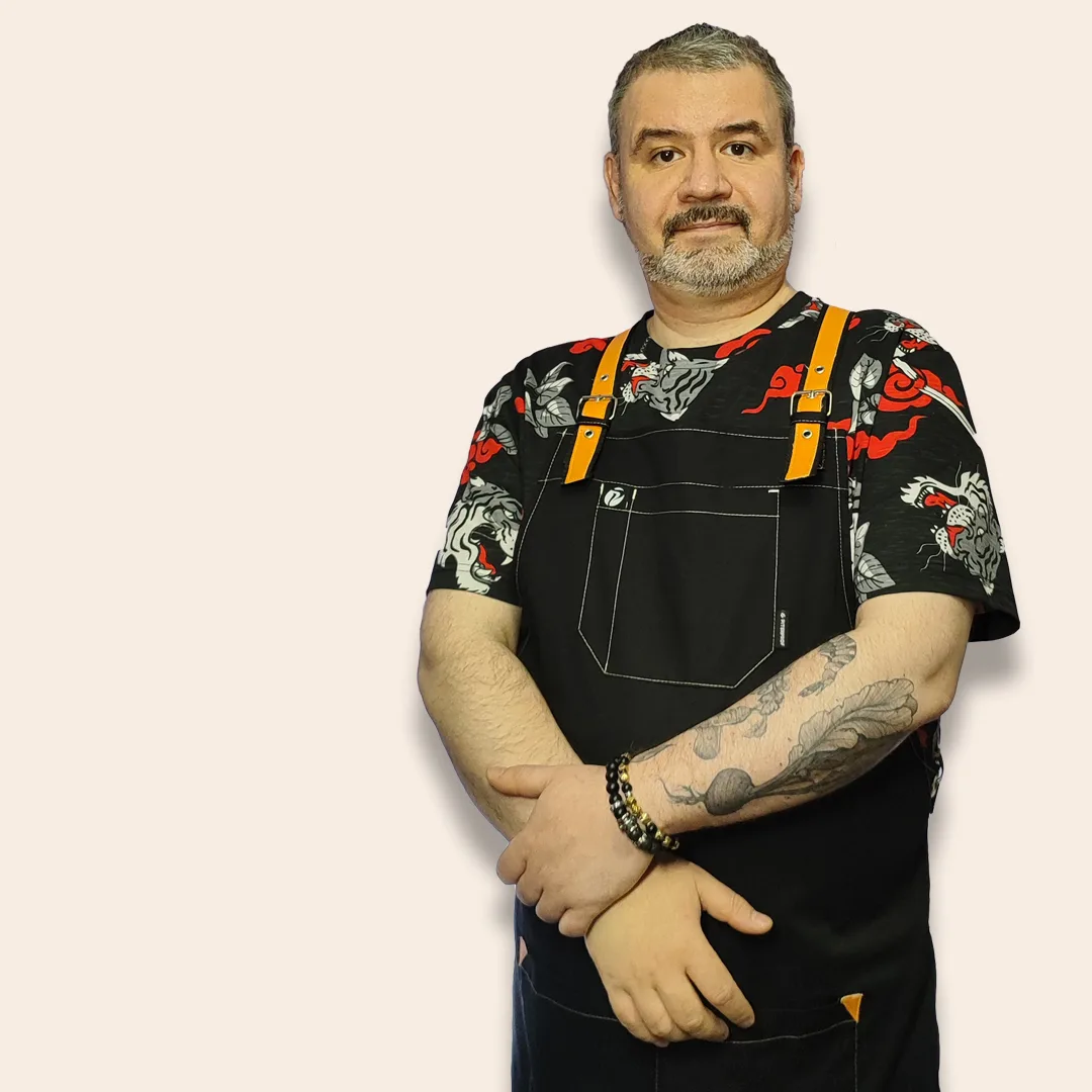 Привет! Меня зовут Дмитрий Вашарин, я профессиональный шеф повар.
На работе я кормлю людей вкусной и