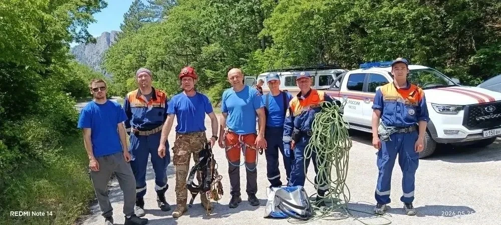 На Мердвень-Каясы спасатели эвакуировали травмированного альпиниста

 На горе Мердвень-Каясы помощь 
