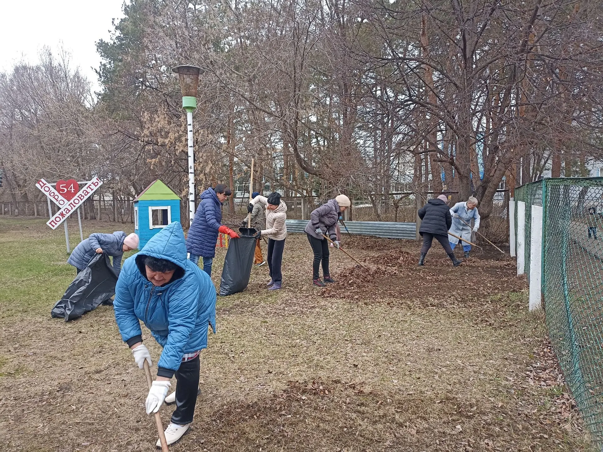 10 апреля в МБДОУ № 54 состоялся городской  субботник по весеннему благоустройству. В ходе уборки те