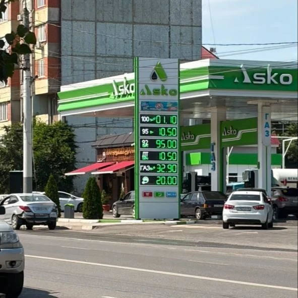 В Махачкале АИ 95 стоит 105 рублей. В Москве - 73 рубля.

Подписаться на Тема Дагестана