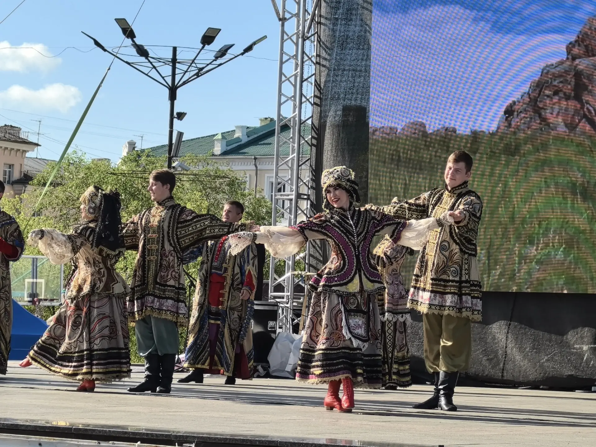 🌸 Радостного и счастливого начала новой недели, дорогие друзья! Лето в самом разгаре, и мы уверены,