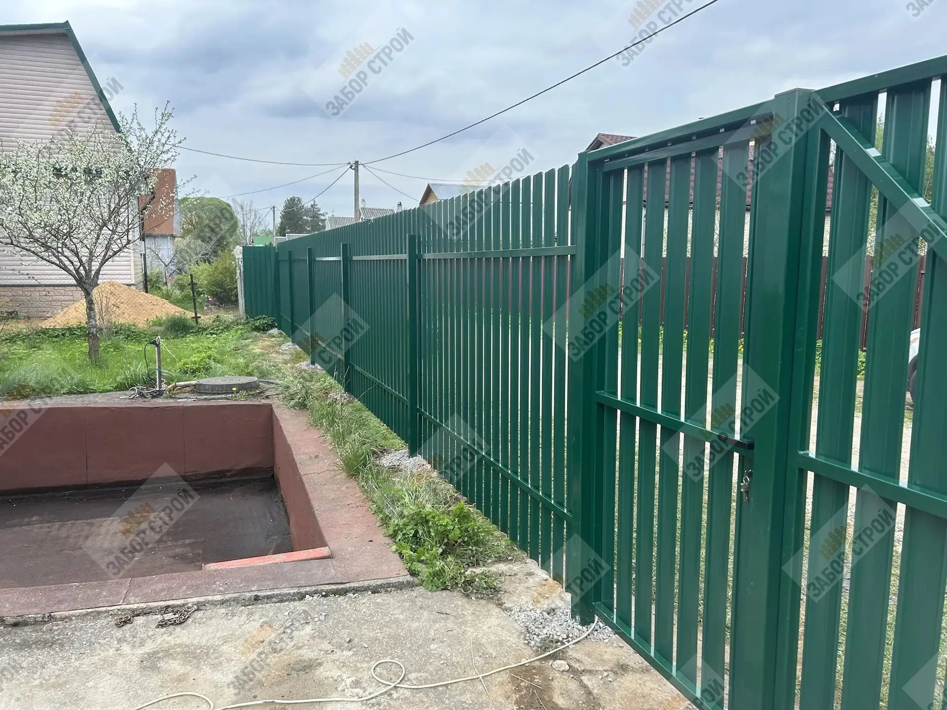 Забор из Штакетника 2м + ворота распашные 4м и калитка с замком.

Штакетник - полукруглый 

Цвет - з