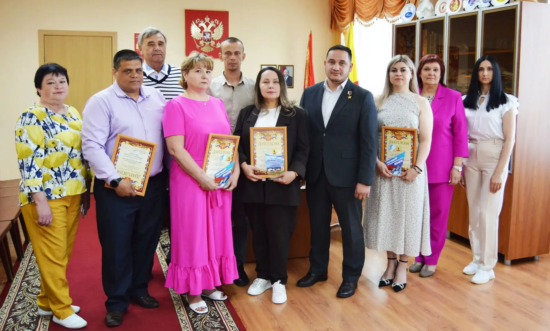 Вручили заслуженные награды победителям ежегодного конкурса «Лучший предприниматель года».

Каждый и