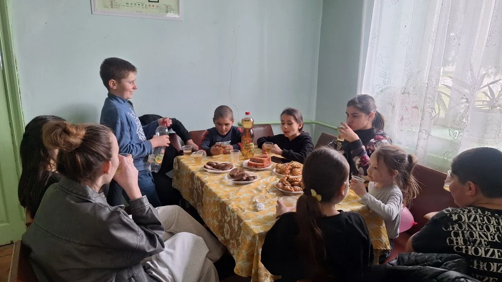 Мальчики нашего клуба решили устроить девочкам настоящий праздник. Они подготовили тёплые поздравлен