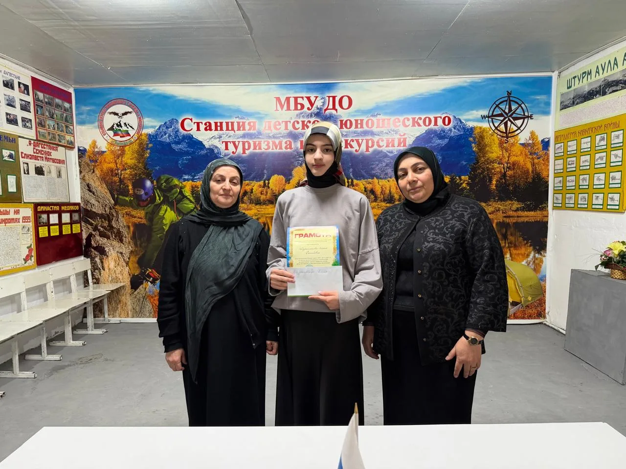 Были вручены грамота и денежный приз капитану команды "Унцукуль" Абдулаевой Амине Сайгидовне -  приз