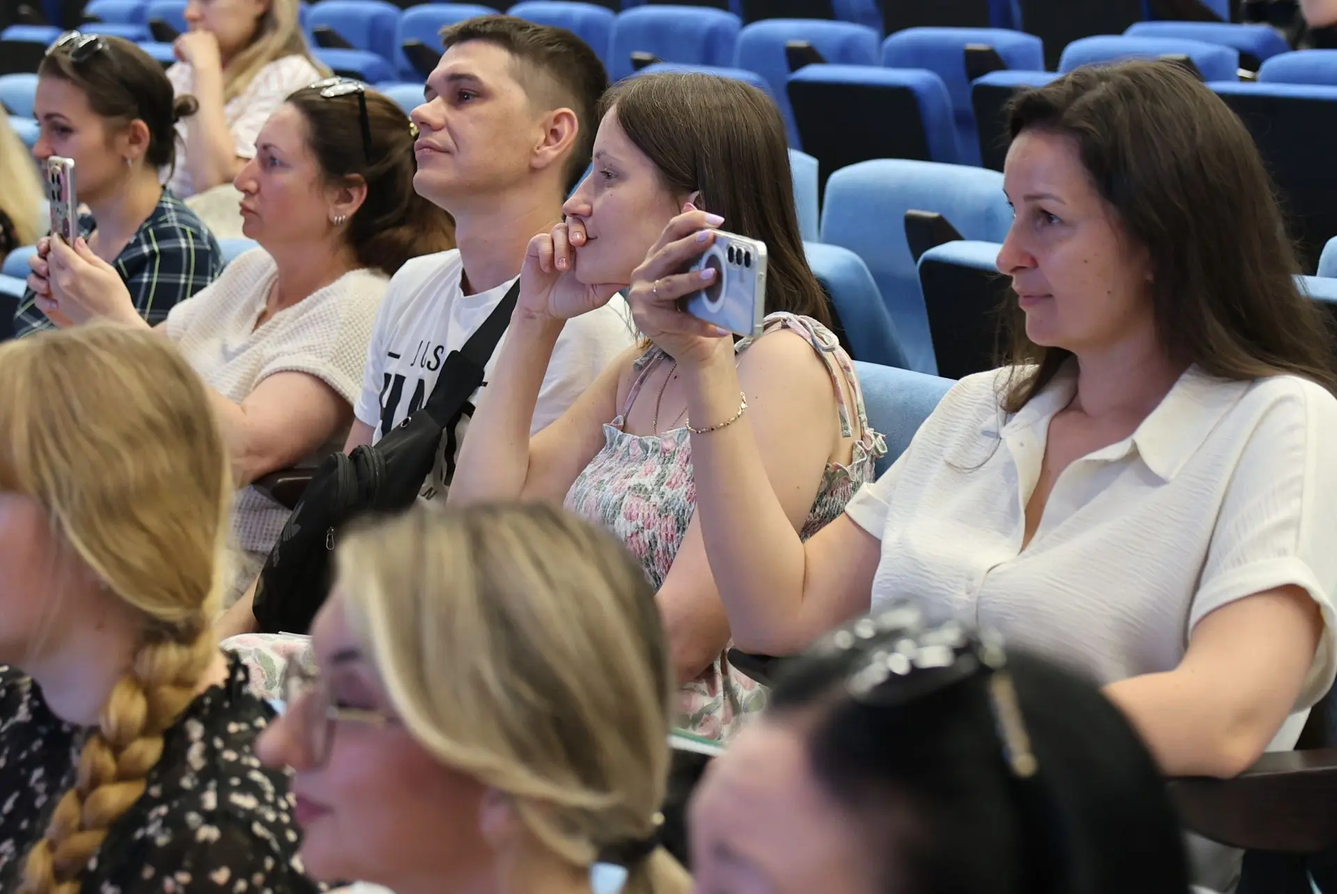 Сегодня у нас в школе прошло родительское собрание для мам и пап наших первоклассников.
На нём родит