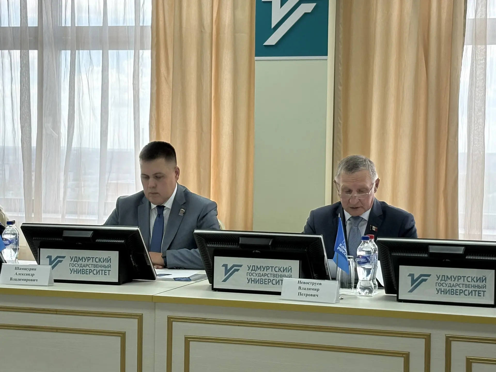 👍 Единая Россия выдвинула делегатов на федеральный Съезд в Москве

Под председательством Первого за
