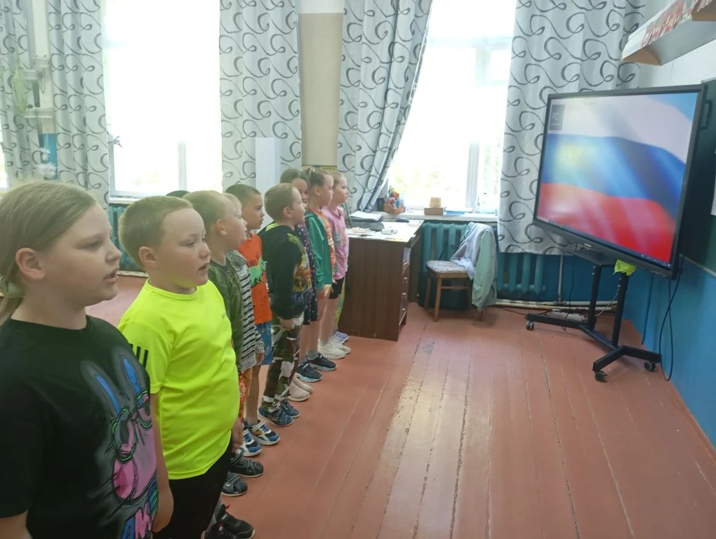 8 день ДОЛ "Роднички"
День начали с гимна и зарядки, после завтрака поговорили о правильном питании�