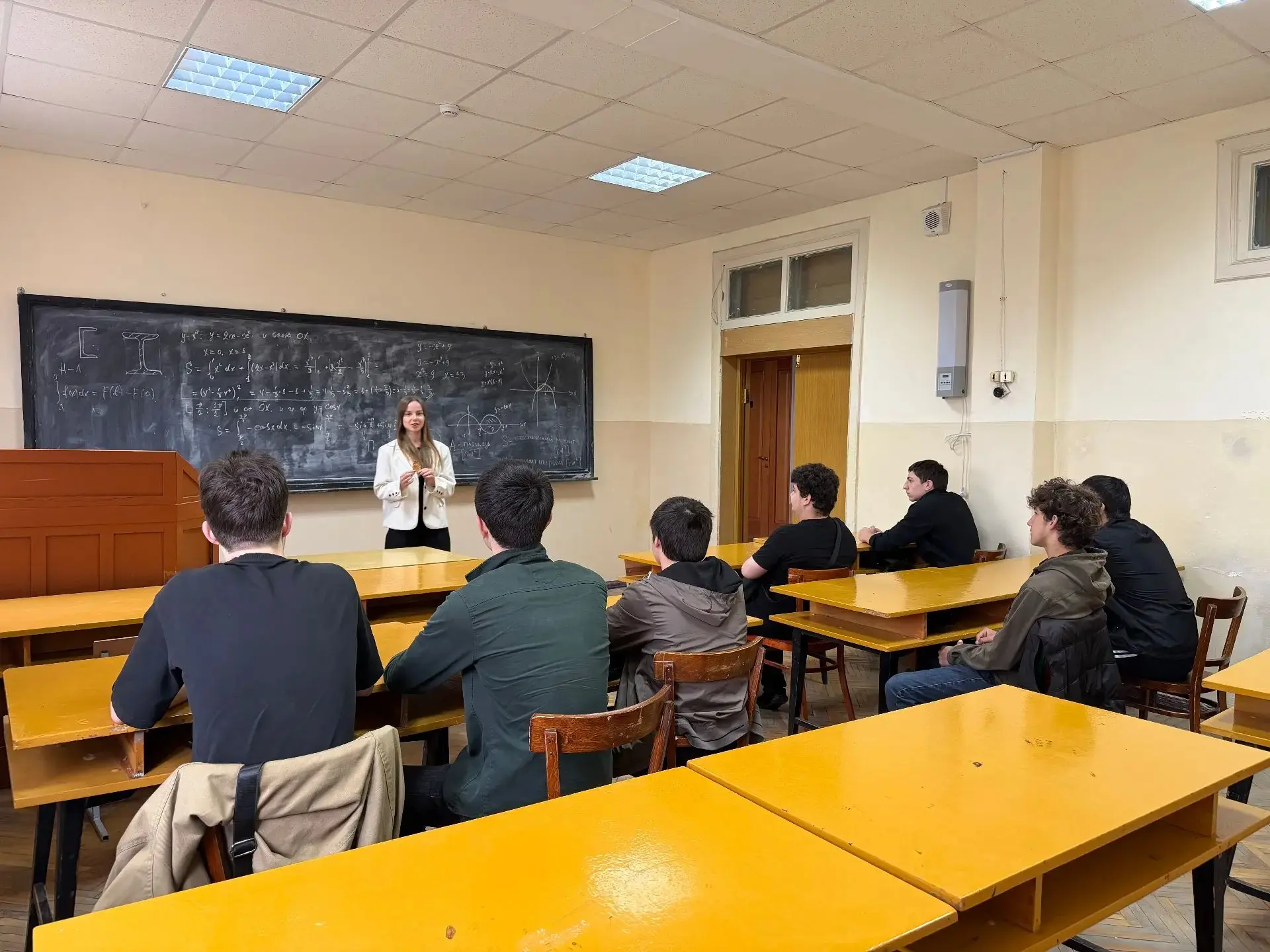 В филиале ДГТУ в г. Каспийске прошла патриотическая акция «Ленточка Победы»

В преддверии Дня Велико