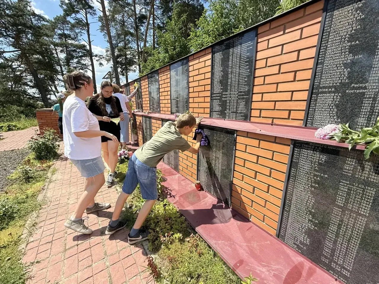 В преддверии Дня России сотрудники ГДК1 «Машиностроитель» со школьниками и педагогами ООШ 2 провели 