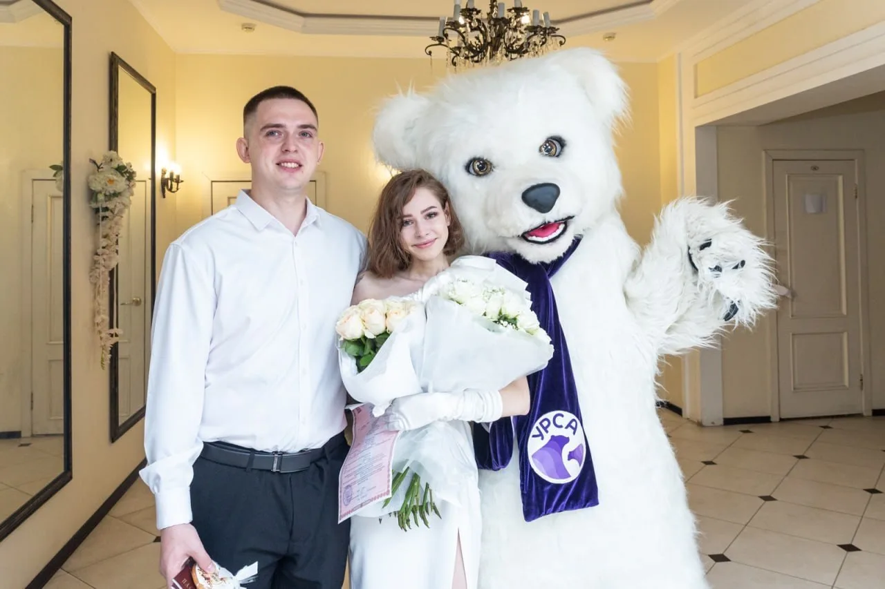 Медведь захватил ЗАГС — и начал поздравлять молодожёнов. 🍦🐻‍❄️

Сегодня, в День семьи, любви и вер