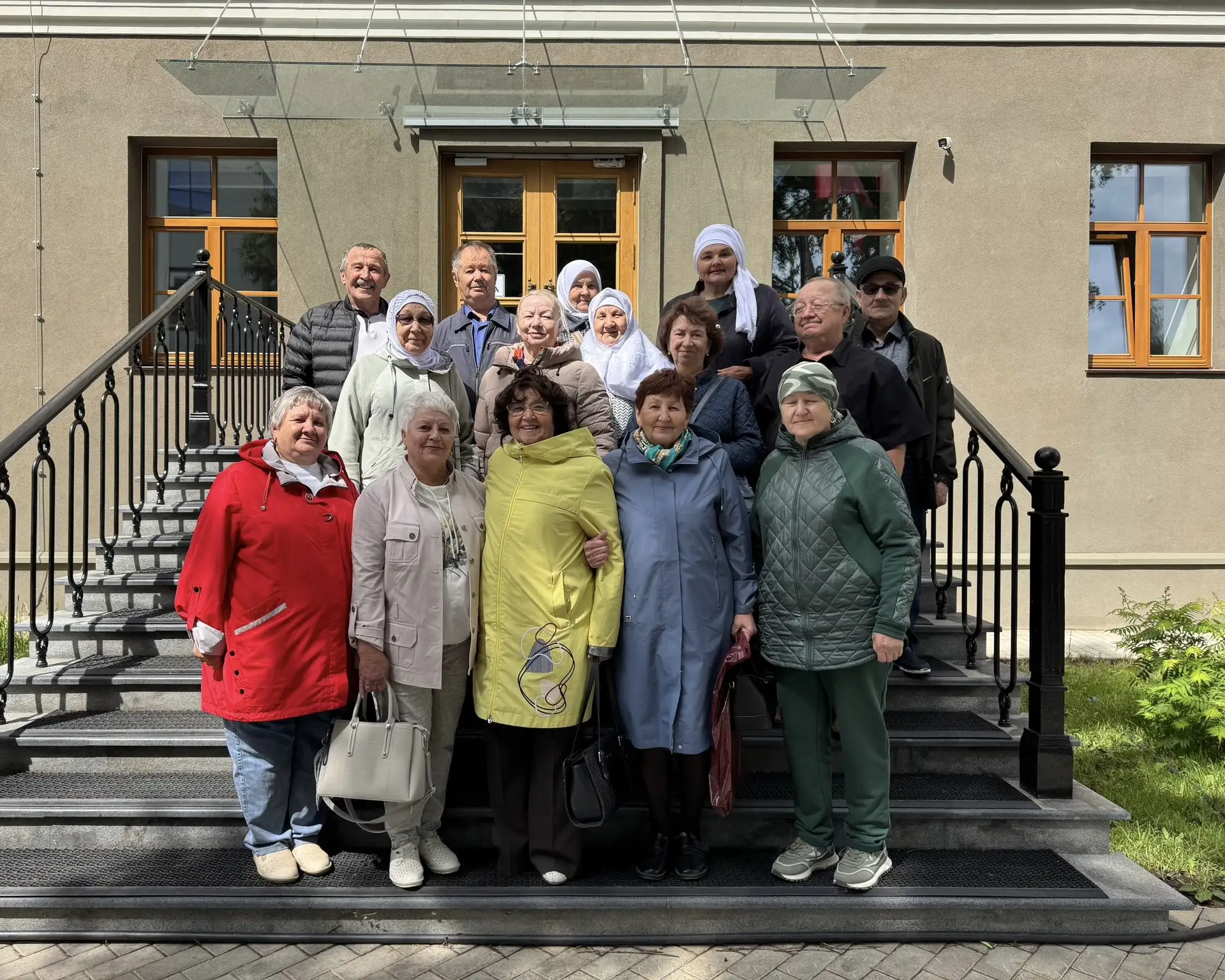 В стенах нашего лицея встретились выпускники 1975 года!✨
Вместе прошлись по коридорам, заглянули в м
