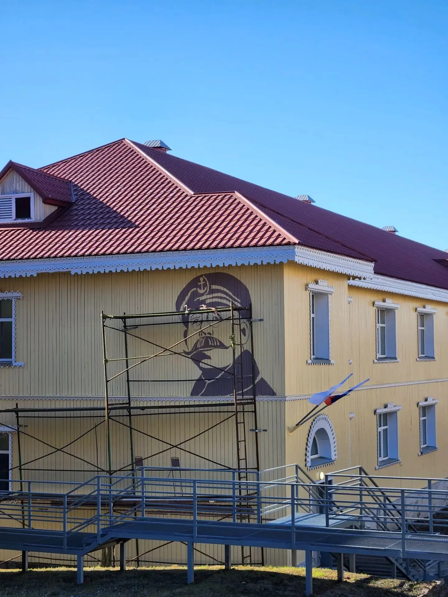 Трест «Арктикуголь» сохраняет историю. 

📍Дом №20 - один из старейших в Баренцбурге. Оформлением ег
