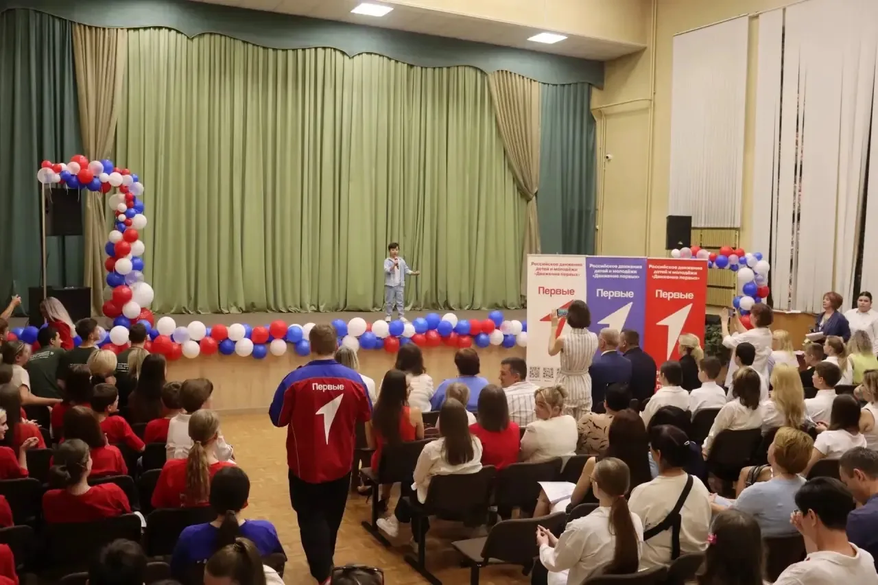 🤍💙♥️ Мы — вместе»: праздник патриотизма в Коминтерновском районе! 🎉

В честь Дня России в управе 
