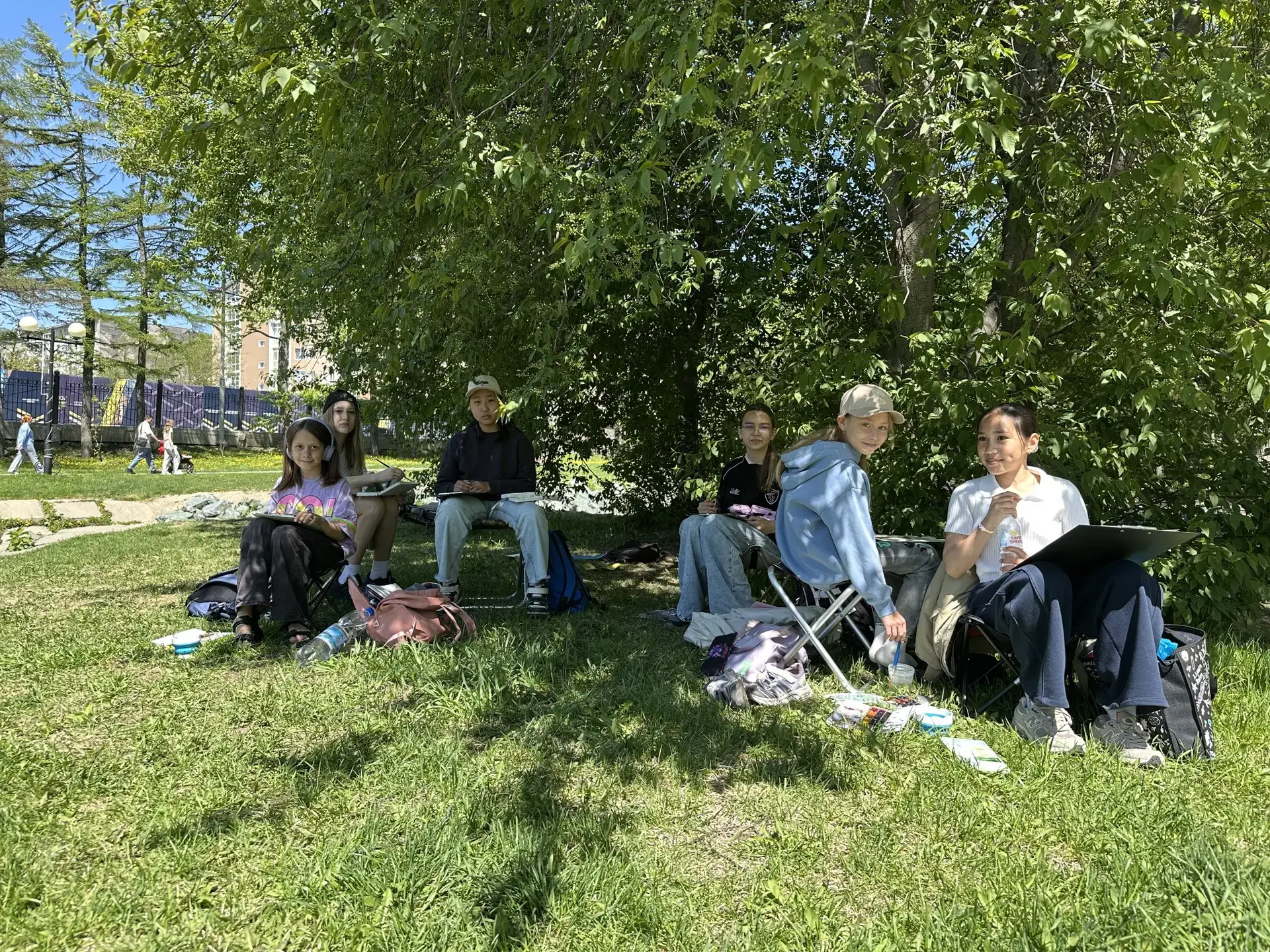 🎨🌞 Пленэры продолжаются!

Уловив солнечный денёк, наши ученики вместе с педагогом Ольгой Владислав