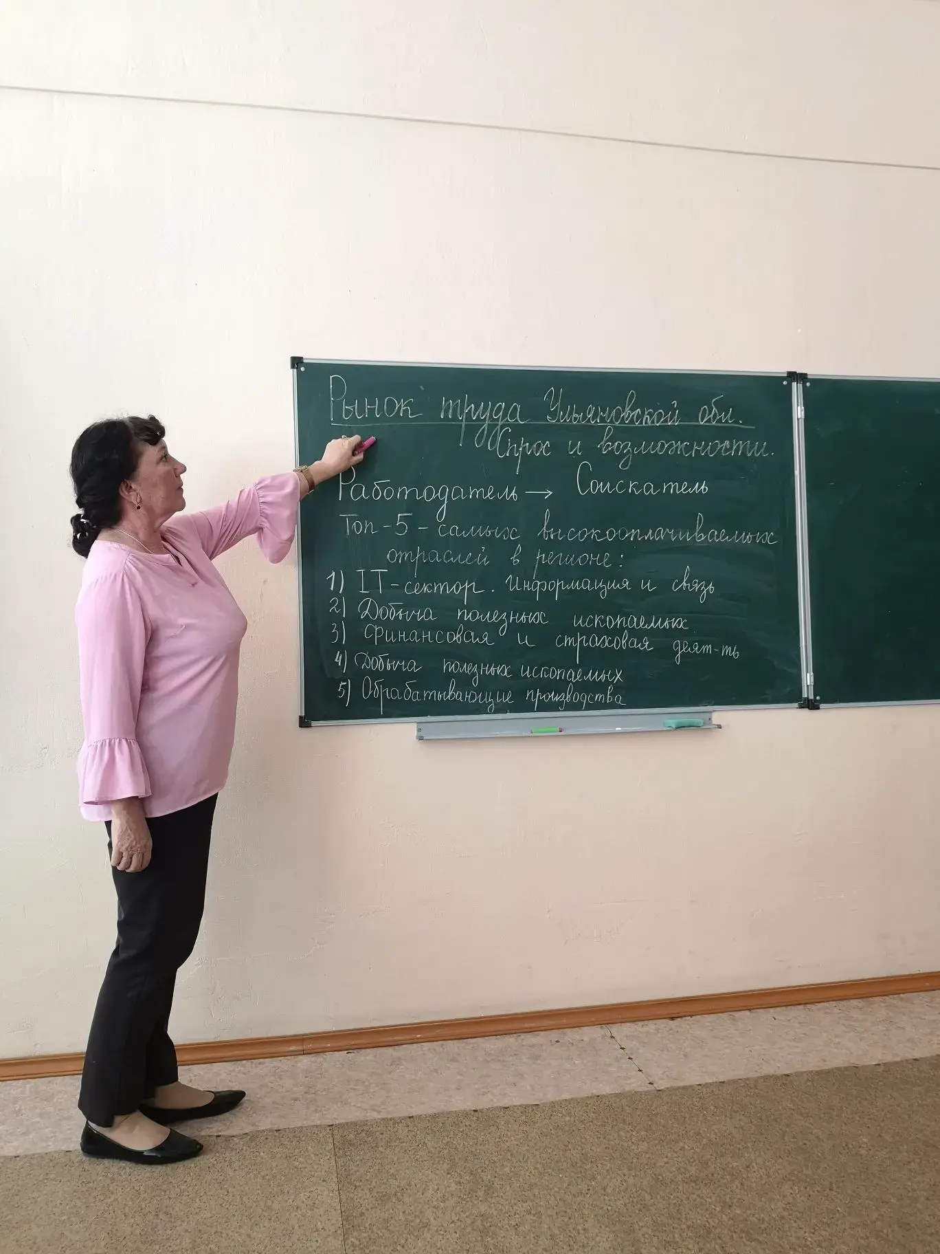 Сегодня 11 июня день в лагере труда и отдыха начался с прополки и поливки клумб и других полезных де