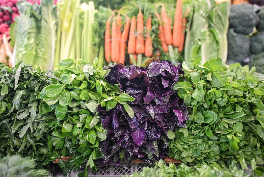 💚 Свежая зелень – один из самых популярных сезонных продуктов на московских ярмарках.

На прилавках