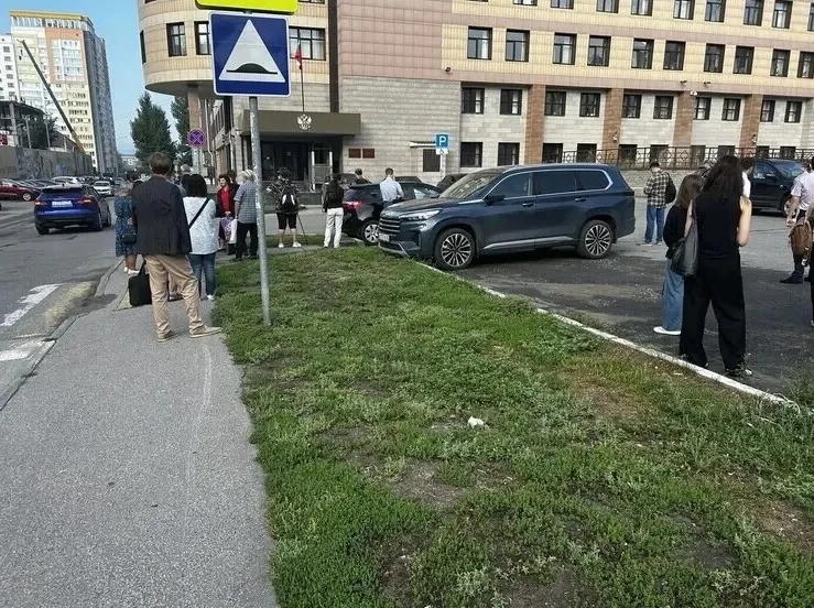 Здание Центрального районного суда Барнаула эвакуировали 😱

Из здания вывели персонал и посетителей