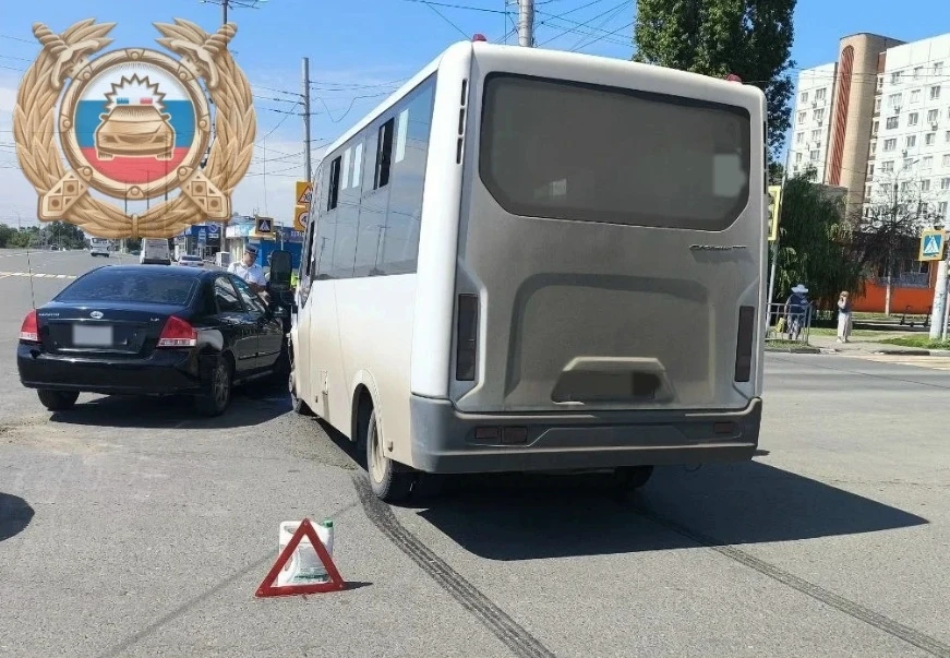 В Балакове столкнулись легковушка и маршрутка: двух пассажирок доставили в больницу

В Балакове утро