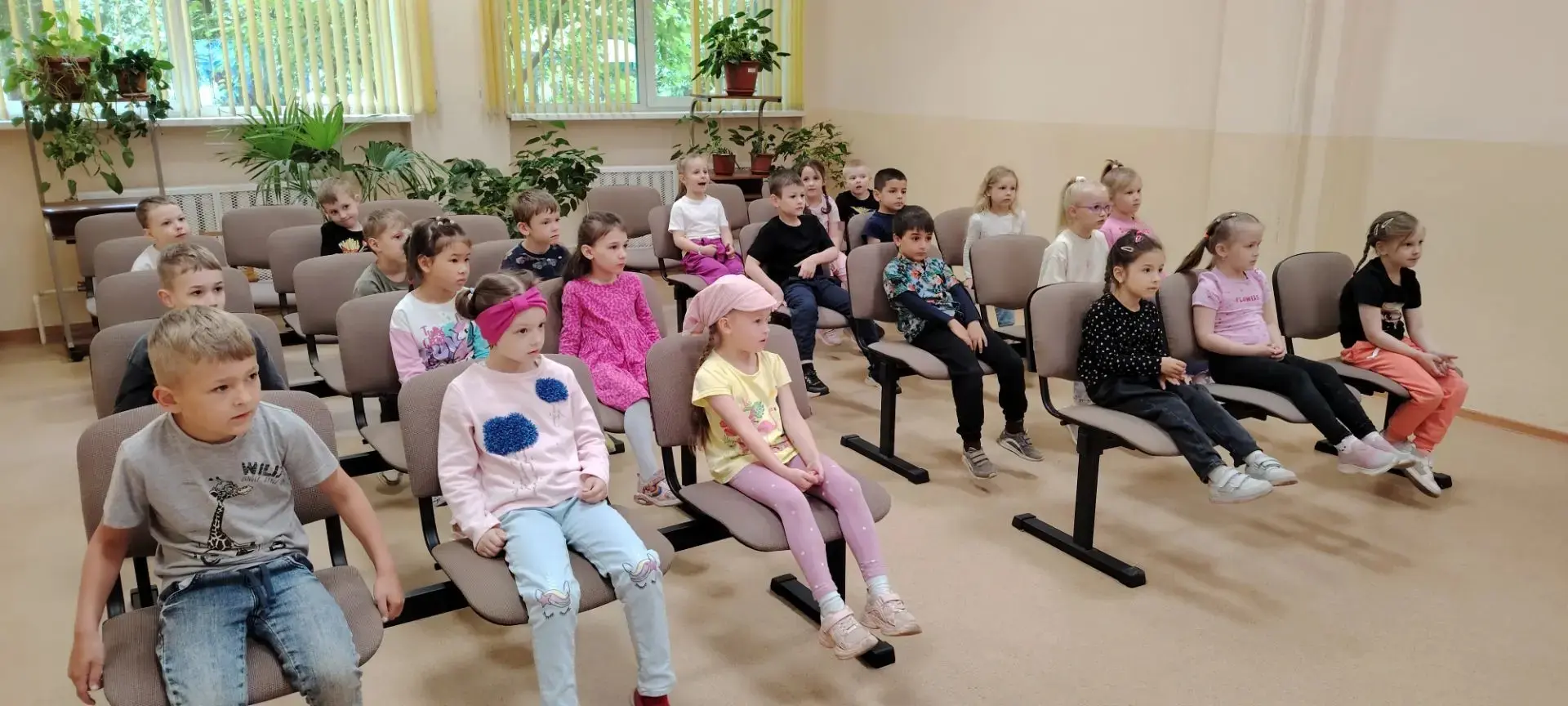 Ребята старшего возраста посетили библиотеку. Тема встречи — «Петербургские котики». Ребята играли, 