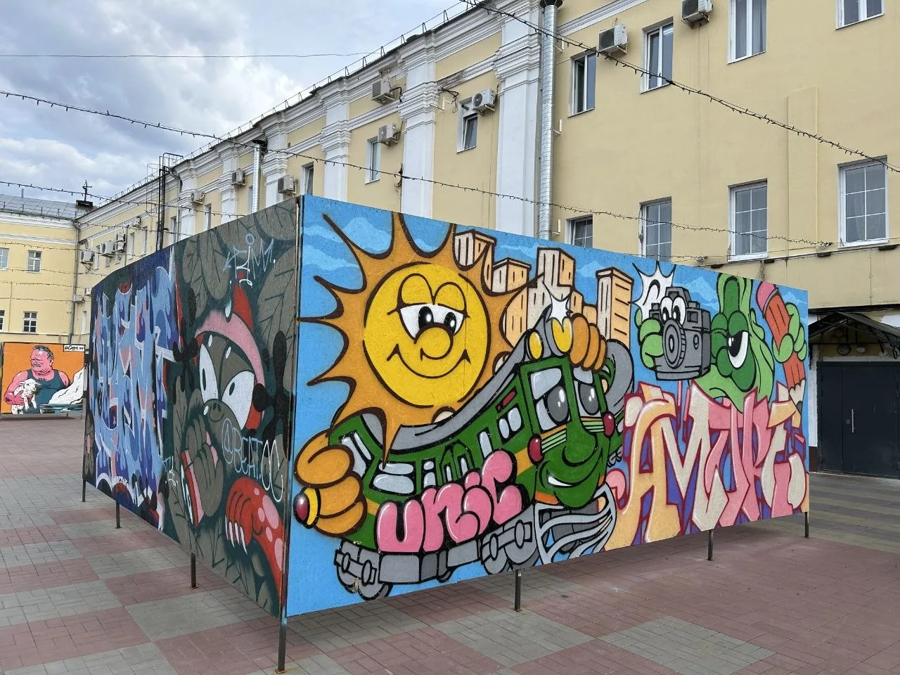 В Ярославле у казарм установили деревянные кубы с граффити к 1016-летию города.

Арт-объект размести