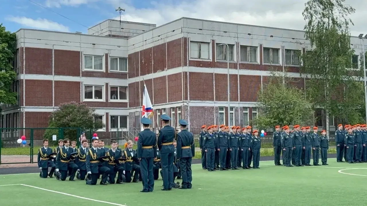Последний звонок для кадетов 454 школы

Церемонию, посвящённую окончанию учебного года, открыл дирек