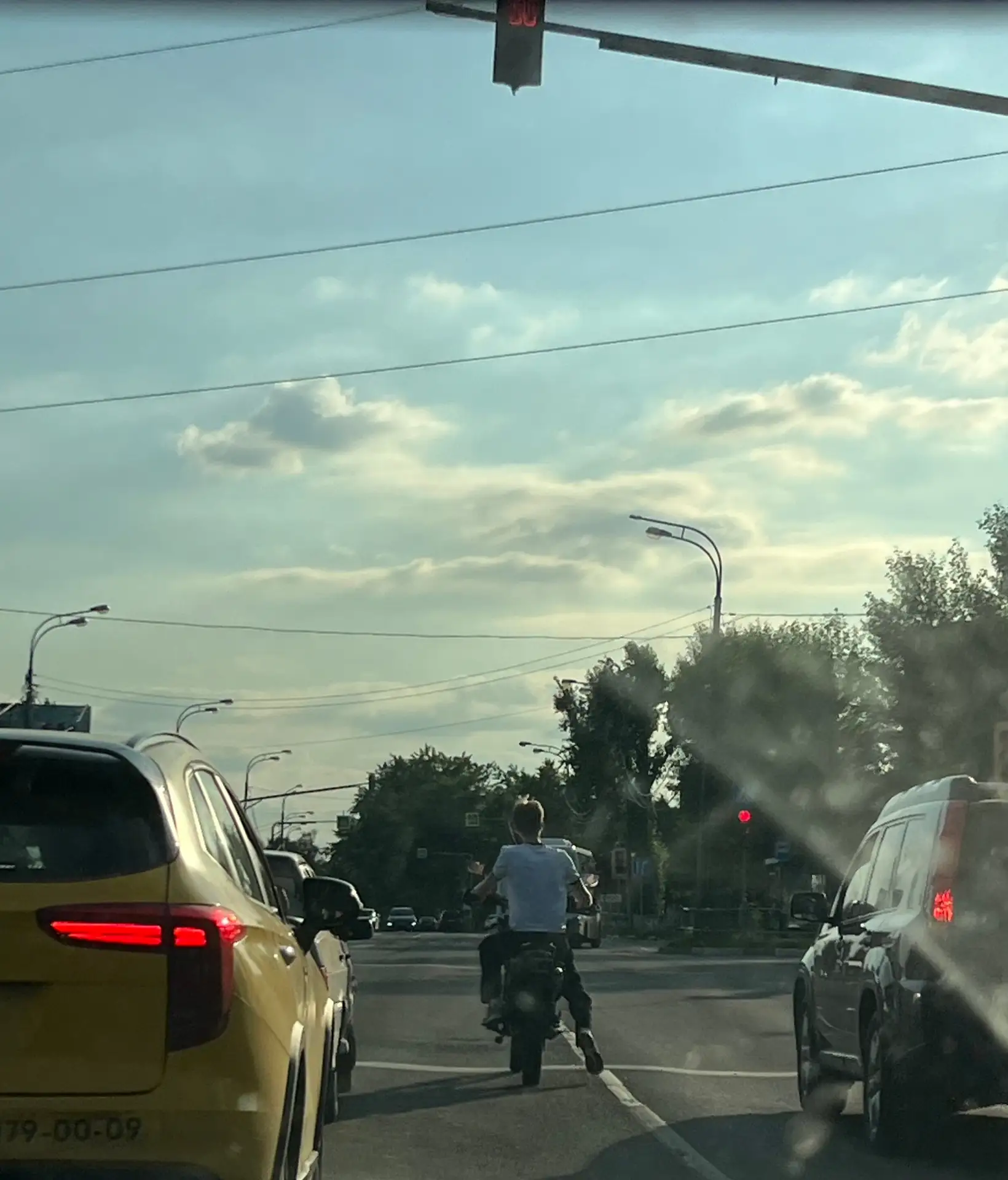 Это беда…

 Беда в том, что родители, покупая мотоциклы несовершеннолетним детям, не осознают ответс